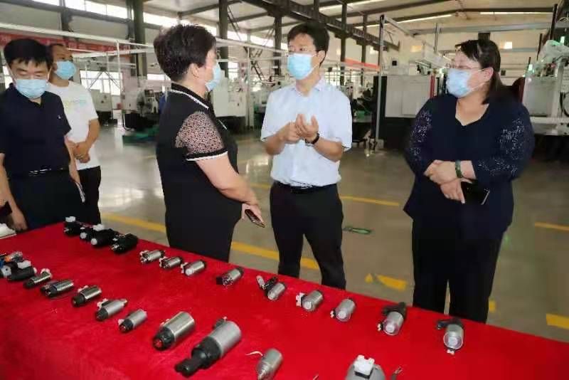 国产小骚逼被操水多大鸡巴操小嫩逼安阳市市长高永一行莅临我公司参观调研